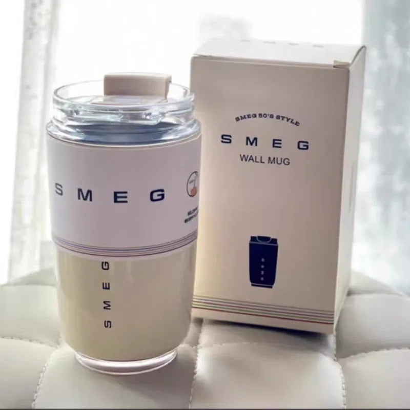 כוס קפה מבודדת Smeg – שומרת על החום והסטייל שלך!