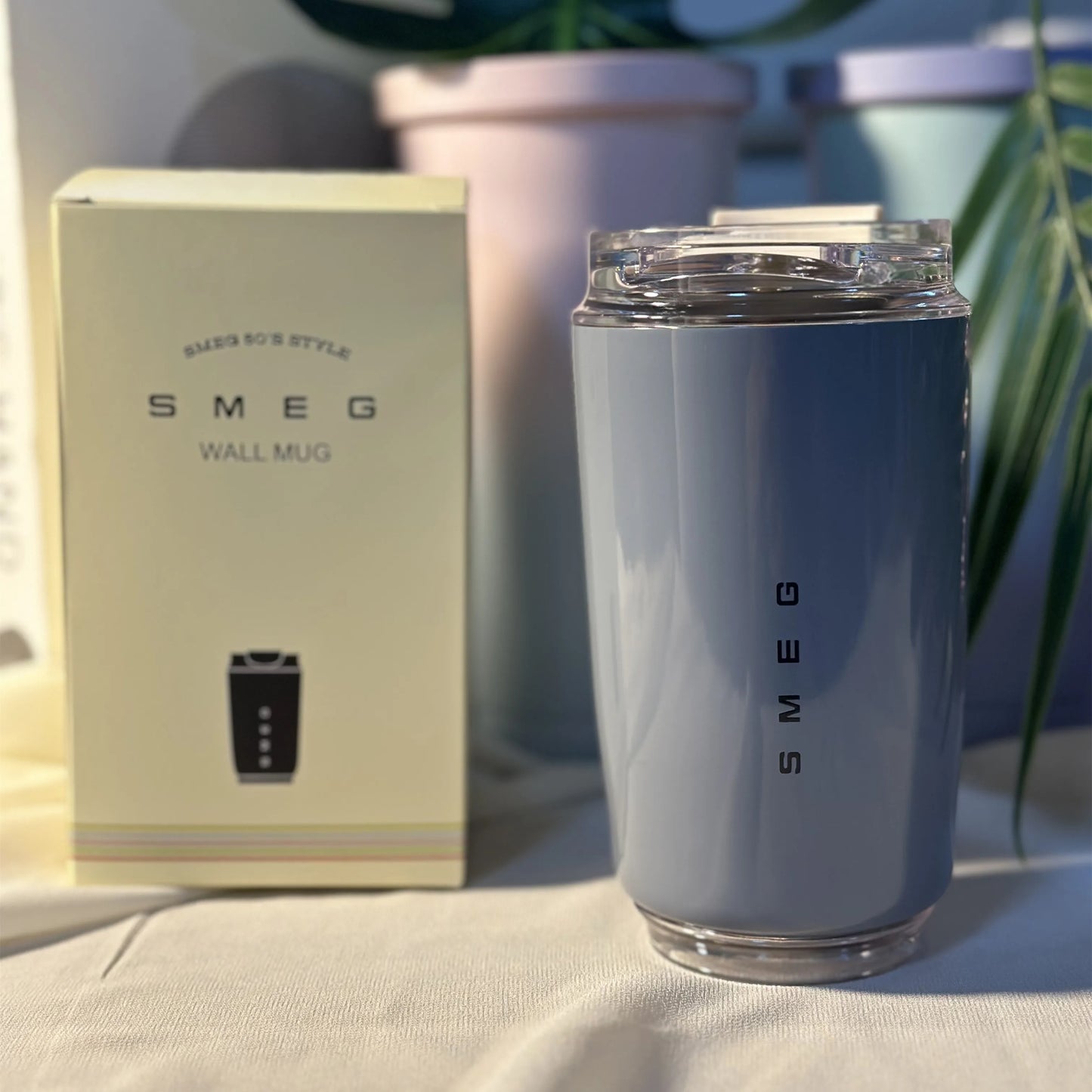 כוס קפה מבודדת Smeg – שומרת על החום והסטייל שלך!