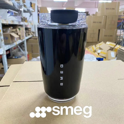 כוס קפה מבודדת Smeg – שומרת על החום והסטייל שלך!