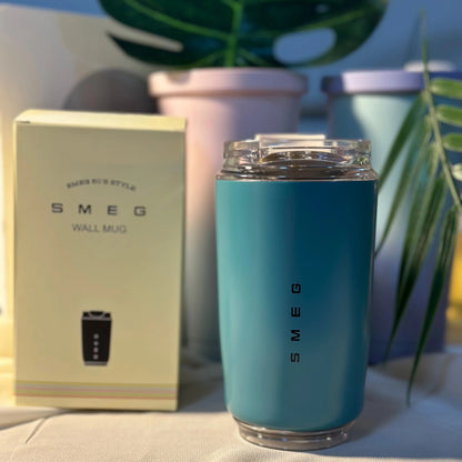 כוס קפה מבודדת Smeg – שומרת על החום והסטייל שלך!